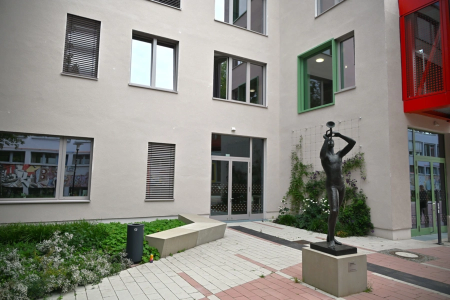 Grüne Pause Neubau mit Trompeter