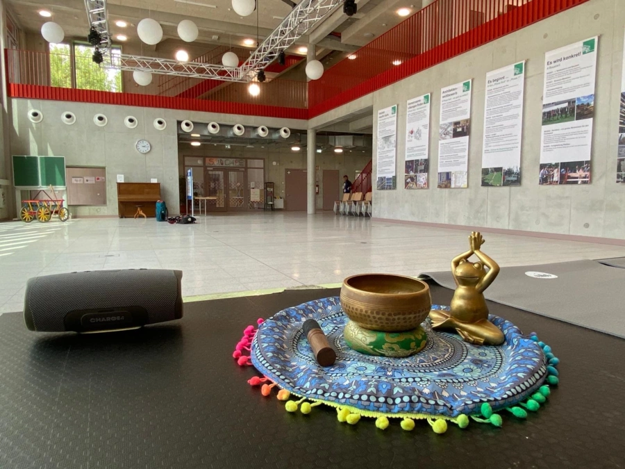 Zeichnung einer Frau mit einem Kind, das Yoga macht