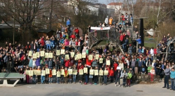 Huckepackler mit Demoschildern
