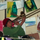 trompetenspielender Schüler