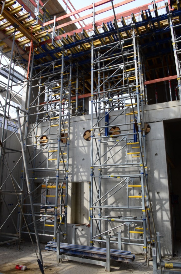 Rohbau Gerüst Aula hoch