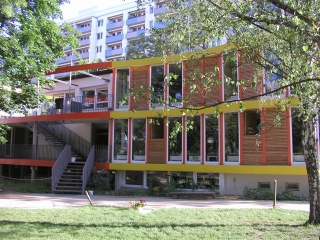 Kinderhaus vom Garten aus