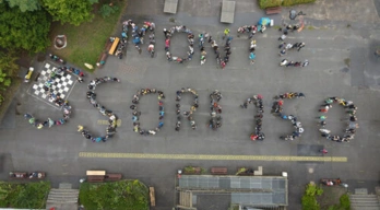 Montessori 150 mit Schülern