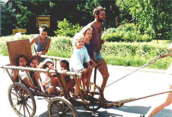 historisches Bild - Kinder im Leiterwagen werden gezogen
