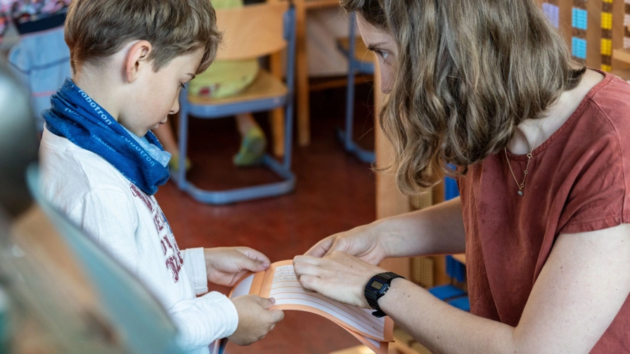 Pädagogin erklärt einem Schüler etwas