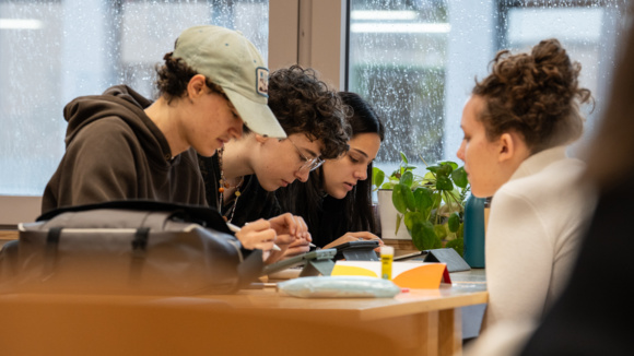 Eindruck eines Lernraumes während der Lernzeit mit diversen Schüler:innen