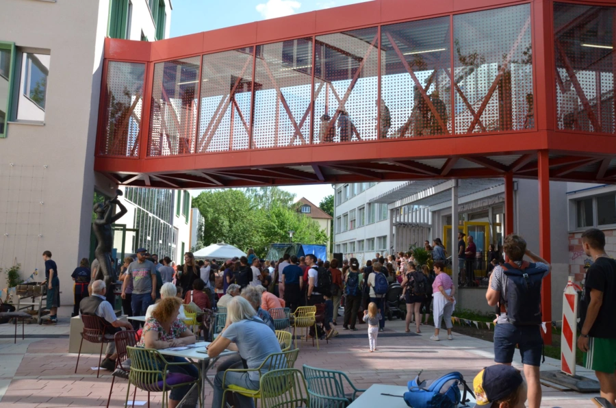 Buntes Treiben auf dem Trompeterplatz