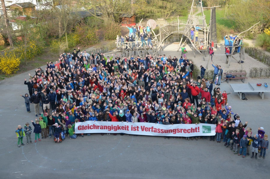 Lehrer und Schüler auf Schulhof