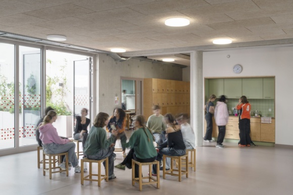 Aufenthaltsraum  mit Sitzkreis in der Mitte