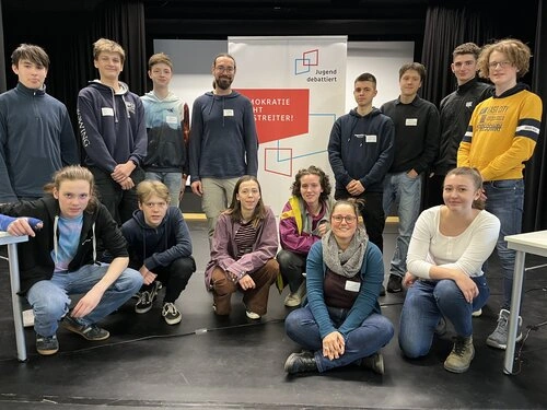 Gruppe von Schülern bei Jugend debattiert