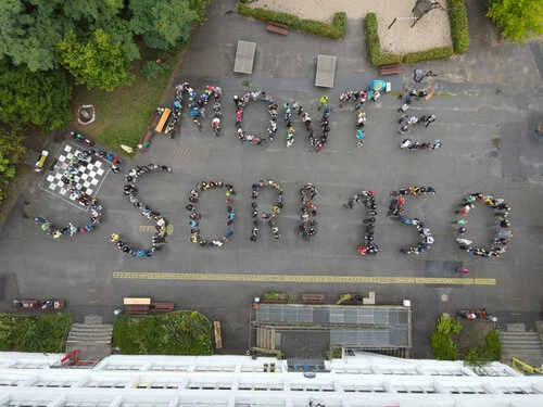 Montessori 150 mit Schülern