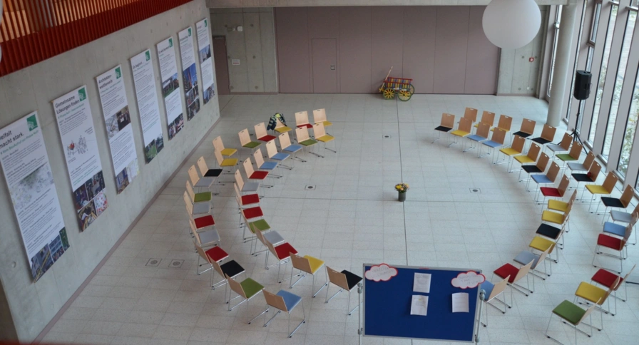 Stuhlkreis in der Aula