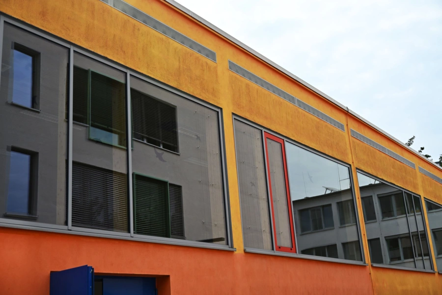 Turnhalle Spiegelung in Scheibe