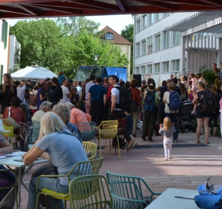 Eröffnungsfest unter der Brücke