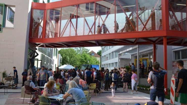 Eröffnungsfest unter der Brücke