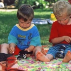 1997 Kinder auf der Decke im Garten