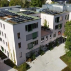 Neubau von oben mit Photovoltaik