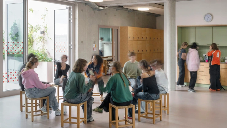 Jugendliche im Stuhlkreis im offenen Lernraum.