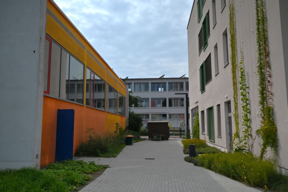 Platz zwischen Turnhalle und Neubau