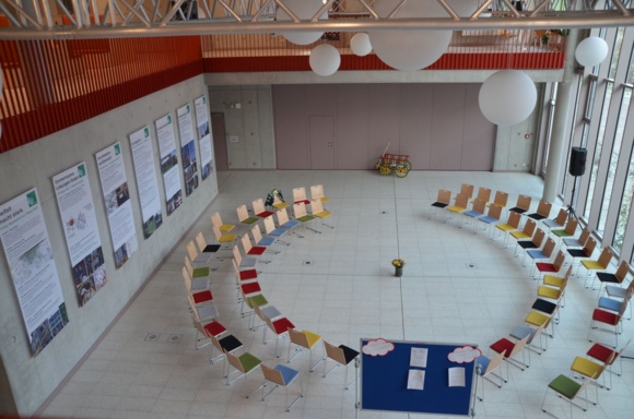 Stuhlkreis in der Aula