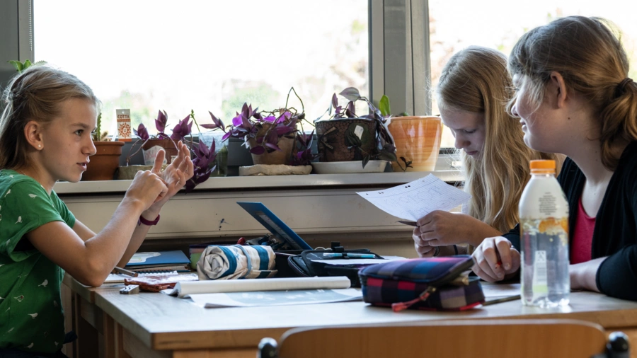 Schülerin im Dialog