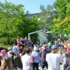 Schulfest Menschenmenge bei Ansprache