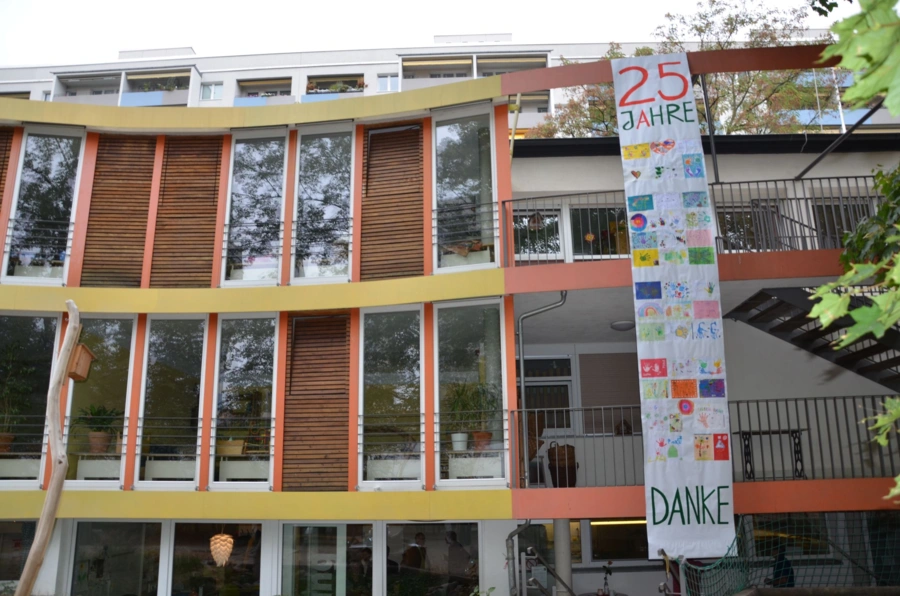 Kinderhaus mit Banner