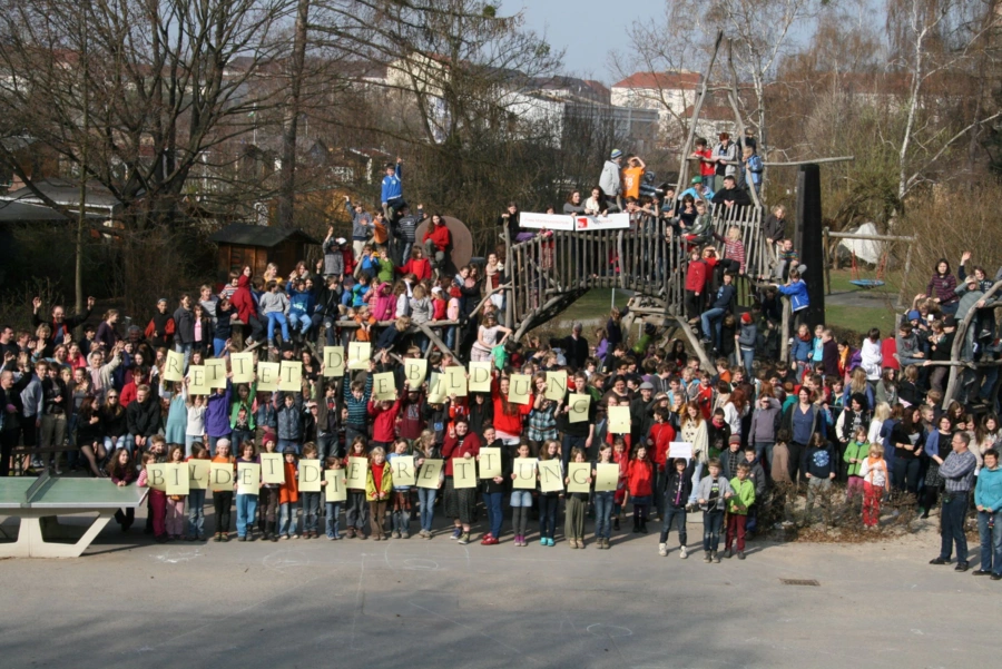 Huckepackler mit Demoschildern