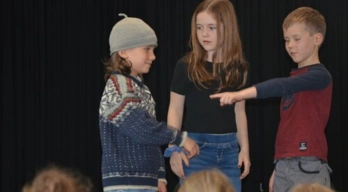 Bild mit theaterspielenden Kindern