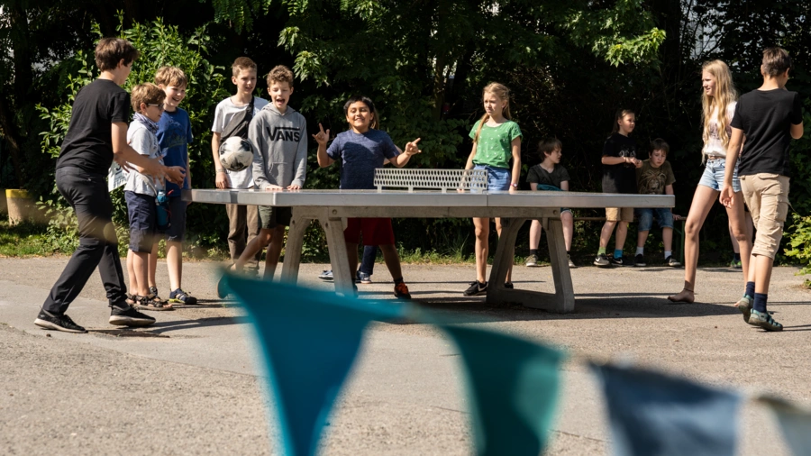 Kinder an der Tischtennisplatte