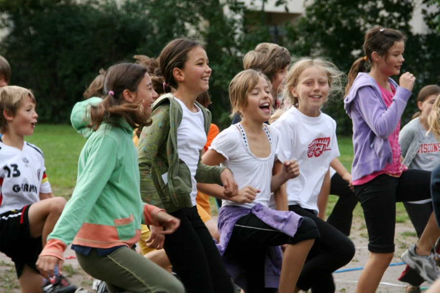 Vor der Pinwand zur Auswertung der Medienumfrage