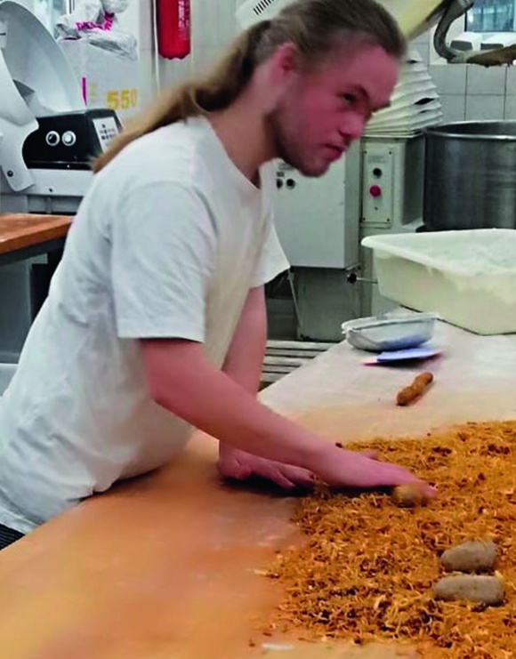 Schüler beim Arbeiten in der Küche