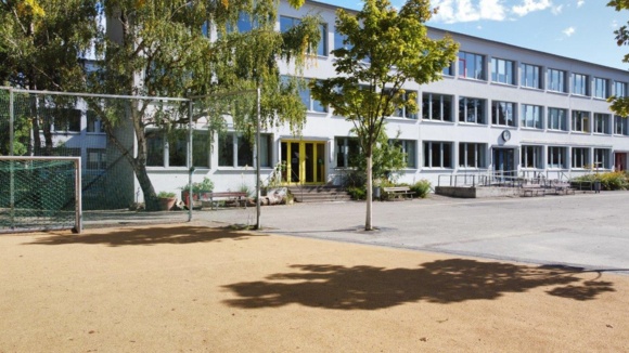 Altbau und Bolzplatz