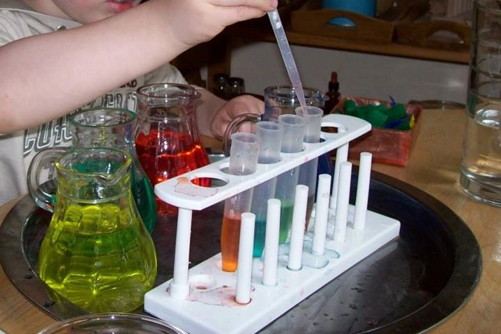 Kind beim Experimentieren