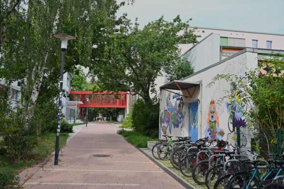 Maria-Montessori-Weg Turnhalle bis Brücke
