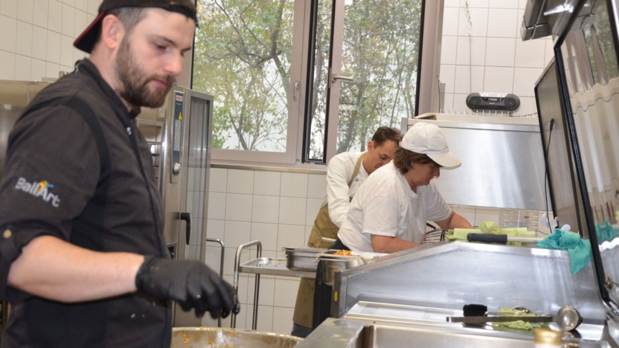 das Bild zeigt die Küche von innen