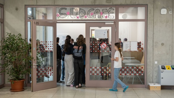 Schüler:innen vor dem SüdCafé