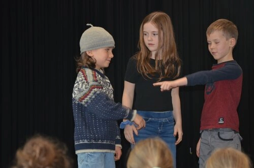 Bild mit theaterspielenden Kindern