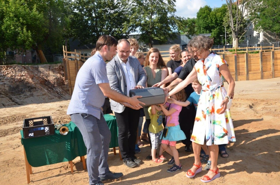 Grundsteinlegung mit vielen Personen