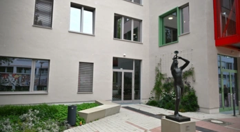 Grüne Pause Neubau mit Trompeter