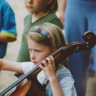 Schulfest Kind spielt Cello