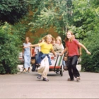 Kinder ziehen Leiterwagen