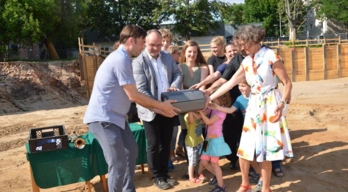 Grundsteinlegung mit vielen Personen