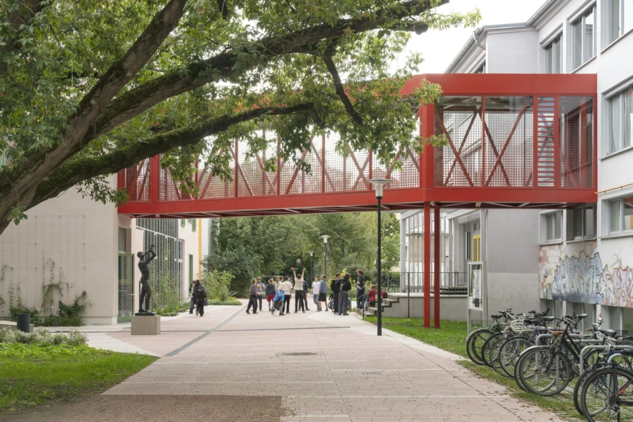 Brücke zwischen Alt- und Neubau