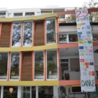 2018 25 Jahre Kinderhaus mit Banner am Gebäude