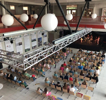 Aula Neubau mit Aufführung