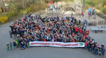 Lehrer und Schüler auf Schulhof