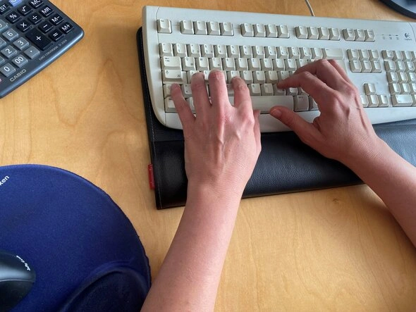 Finger auf einer Tastatur