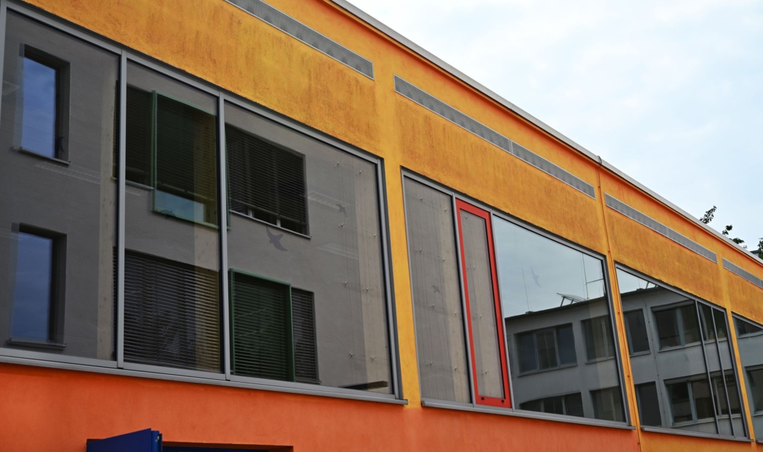 Turnhalle Spiegelung in Scheibe