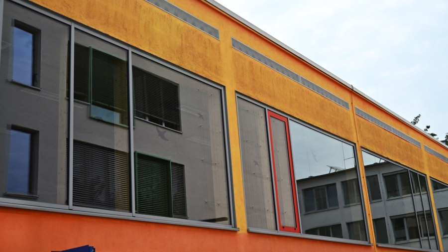 Turnhalle Spiegelung in Scheibe